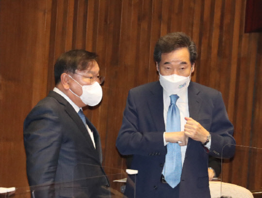 이낙연 민주당 선대위원장이 지난 25일 본회의가 끝난 뒤 김내년 당 대표 직무대행과 대화를 나누고 있다. 연합뉴스